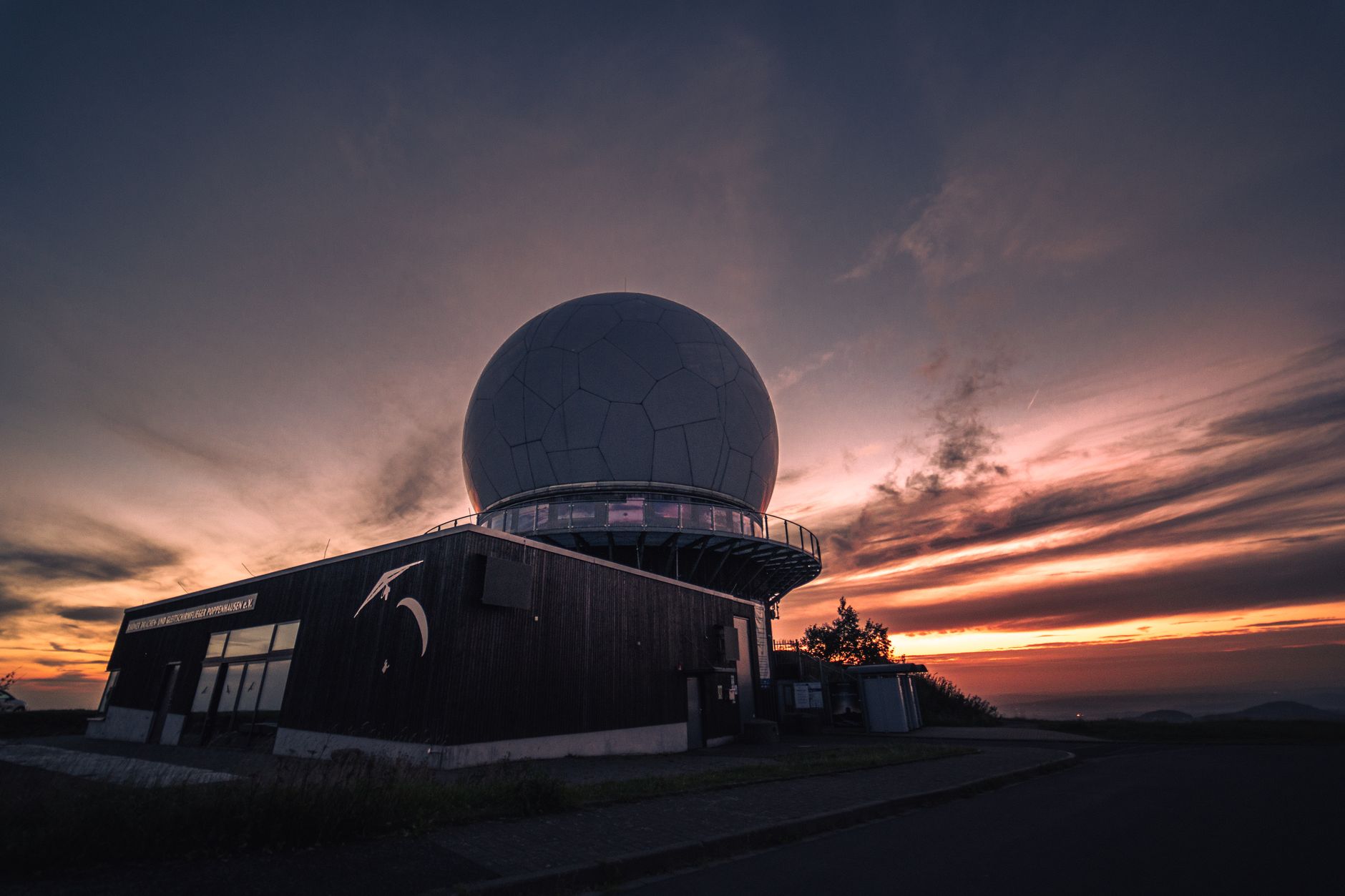 Radarkuppel auf der Wasserkuppe im Gegenlicht