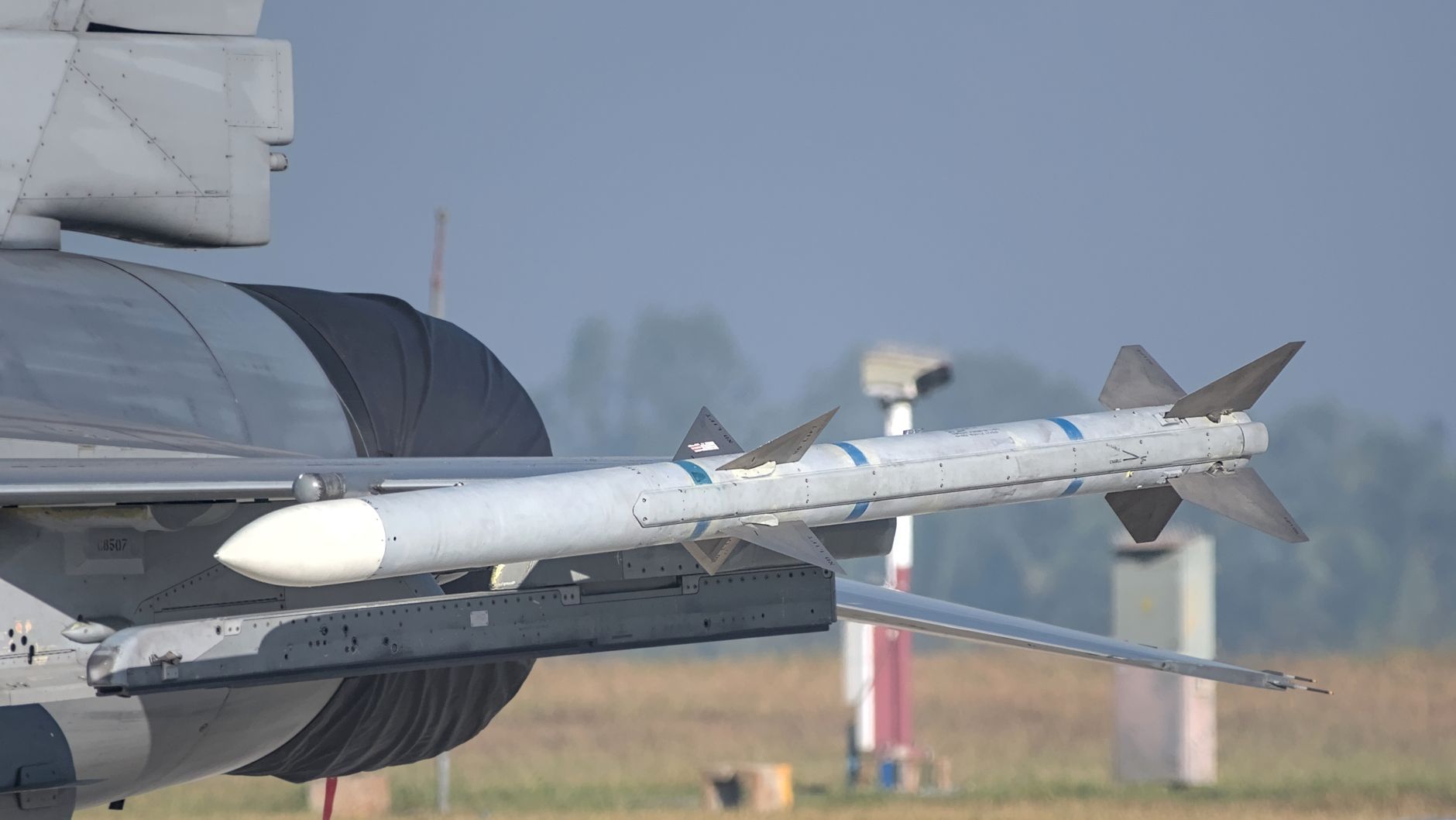 Rakete unter dem Flügel eines Militärflugzeugs bei einer Airshow