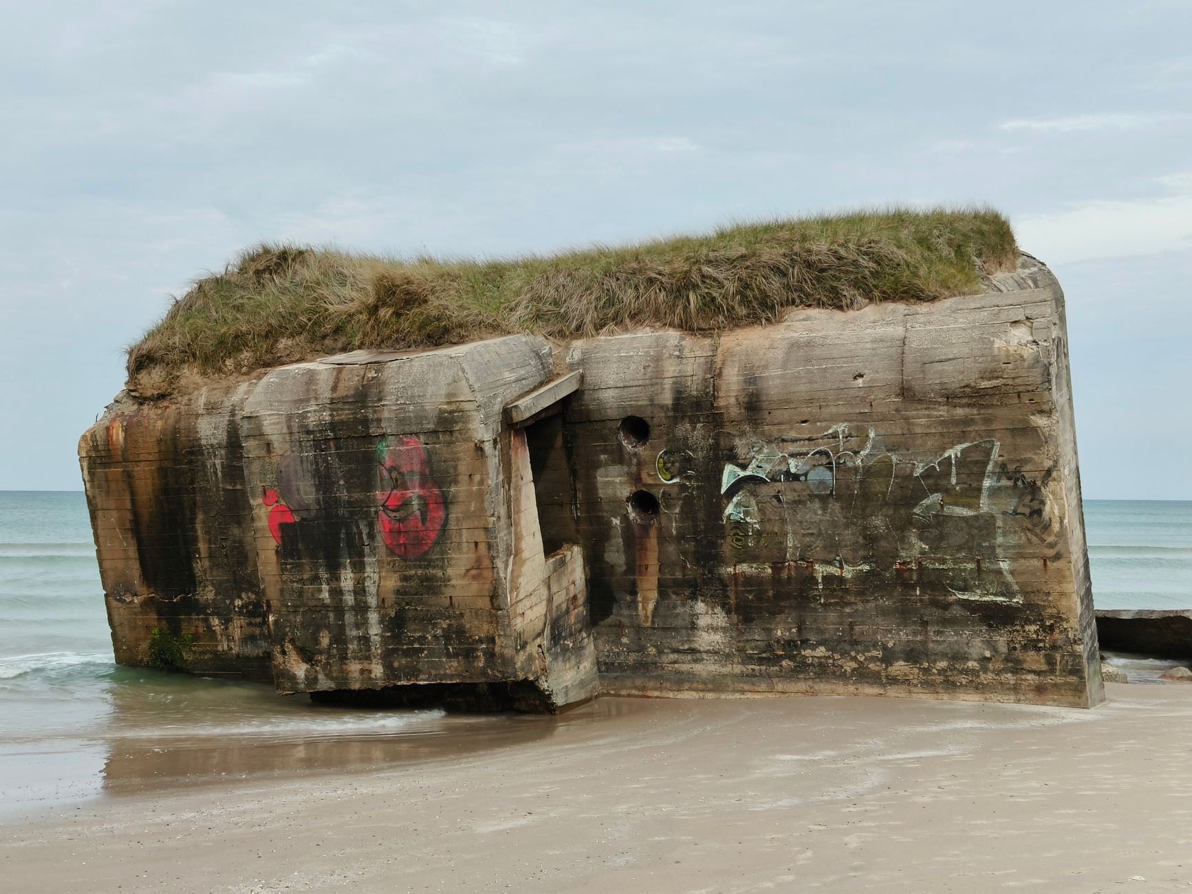 Verwitterter Bunker aus der Kriegszeit am Strand von Løkken, historische Küstenansicht